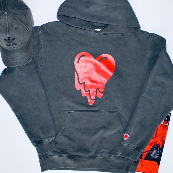 Emotionally Unavailable Heart Sweatsuit In Charcoal - Picture 2 of 7